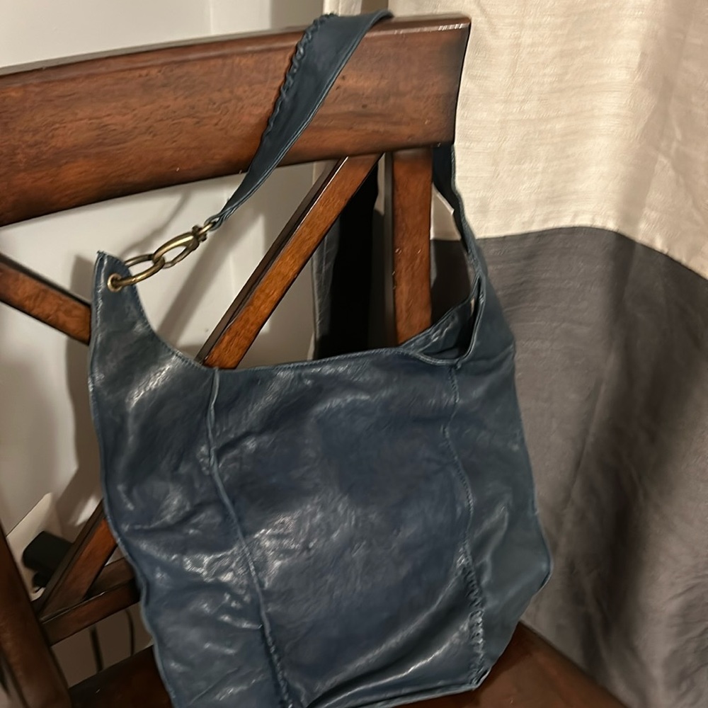 HOBO Slouch Leather Bag. It’s navy & super cute. Clean inside.It’s a fun bag.
